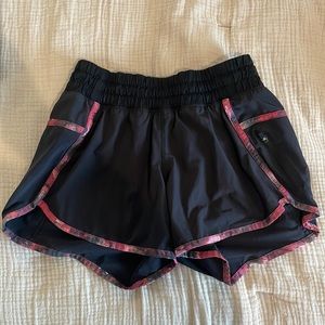 Lululemon Short Sz 4 In Black / Pink Microstripe, 4” inseam